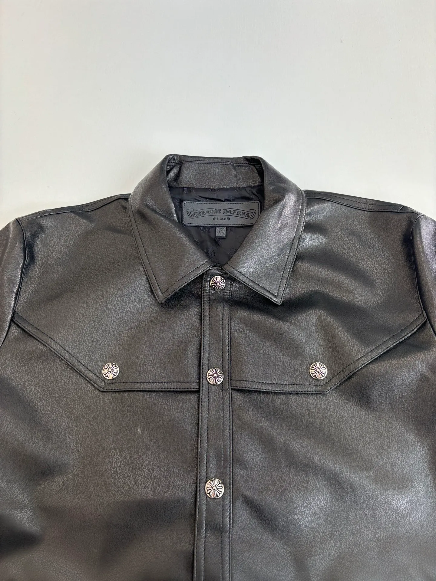 P850 Chrome Heart*/Chrome Heart 24SS CH double-sleeved flame vine embroidered leather jacket Originally purchased for 84,300, the fabric is custom-woven using black pebbled composite two-layer sheepskin material, custom-made silk jacquard logo lining, embroidery is processed using TAJIMA machine, appliqué embroidery technology, back imported template machine shape, customized genuine leather trademark, customized genuine leather size, customized 5.8cm metal logo mark, customized 18mm four-button buckle, customized 18mm two-button button, a full set of three-label accessories, exclusively produced.  Size：S/M/L